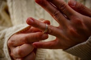 妻が出て行く前に結婚指輪をはずした