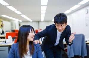 職場恋愛は周囲の目が気になる