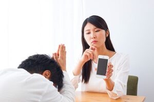 夫の浮気兆候のサインｔｏｐ１０選 帰宅後の様子で不倫を見破る方法 復縁専科