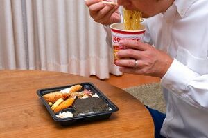 妻に無視されてコンビニ弁当