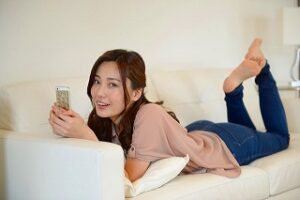 妻が平然とLINEをしている