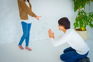 夫を問い詰めると離婚原因になる