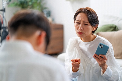 浮気をした夫を問い詰める